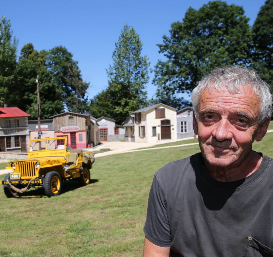 Serge revel ecrivain metteur en scene et organisateur des historiales devant le village cree pour le spectacle et une veritable jeep d epoque 1468927284